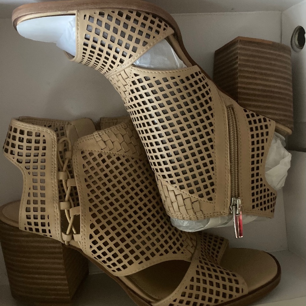 VINCE CAMUTO Kampbell perforated leather upper sandals